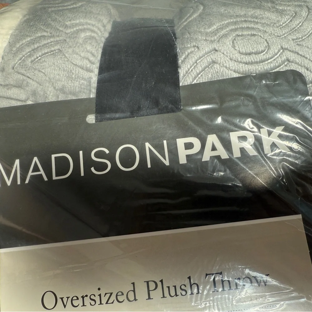 🆕 ✨ Madison Park Oversized Plush Throw Blanket – Grey 60” X 70” 🩶🤍🩶 NWT - Picture 10 of 16